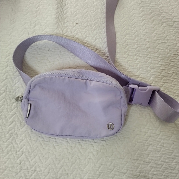 Everywhere Belt Bag with Long Strap 1L Lavender Fog Discontinued - Picture 1 of 5